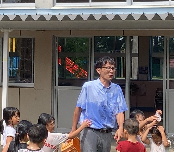 屋久島町立八幡小学校・八幡幼稚園 : 副園長先生に水風船攻撃！（八幡